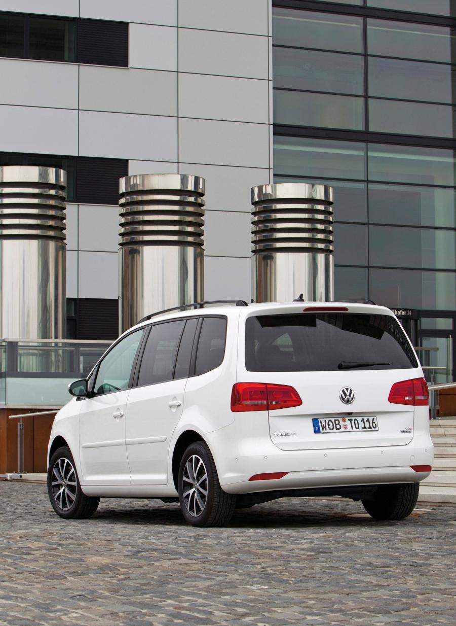  Volkswagen Touran 2010 года  (фото 31 из 46)